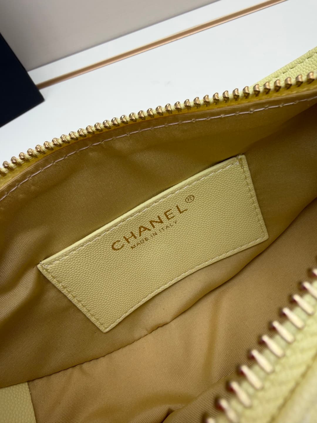 C683 Chanel 26 underarm bag, a crescent-shaped bag. It’s very lightweight and can be carried across the shoulder! Leather from grain cattle is considered one of the most durable materials used by Chanel; it doesn’t tear easily. However, the phone can only — image 8