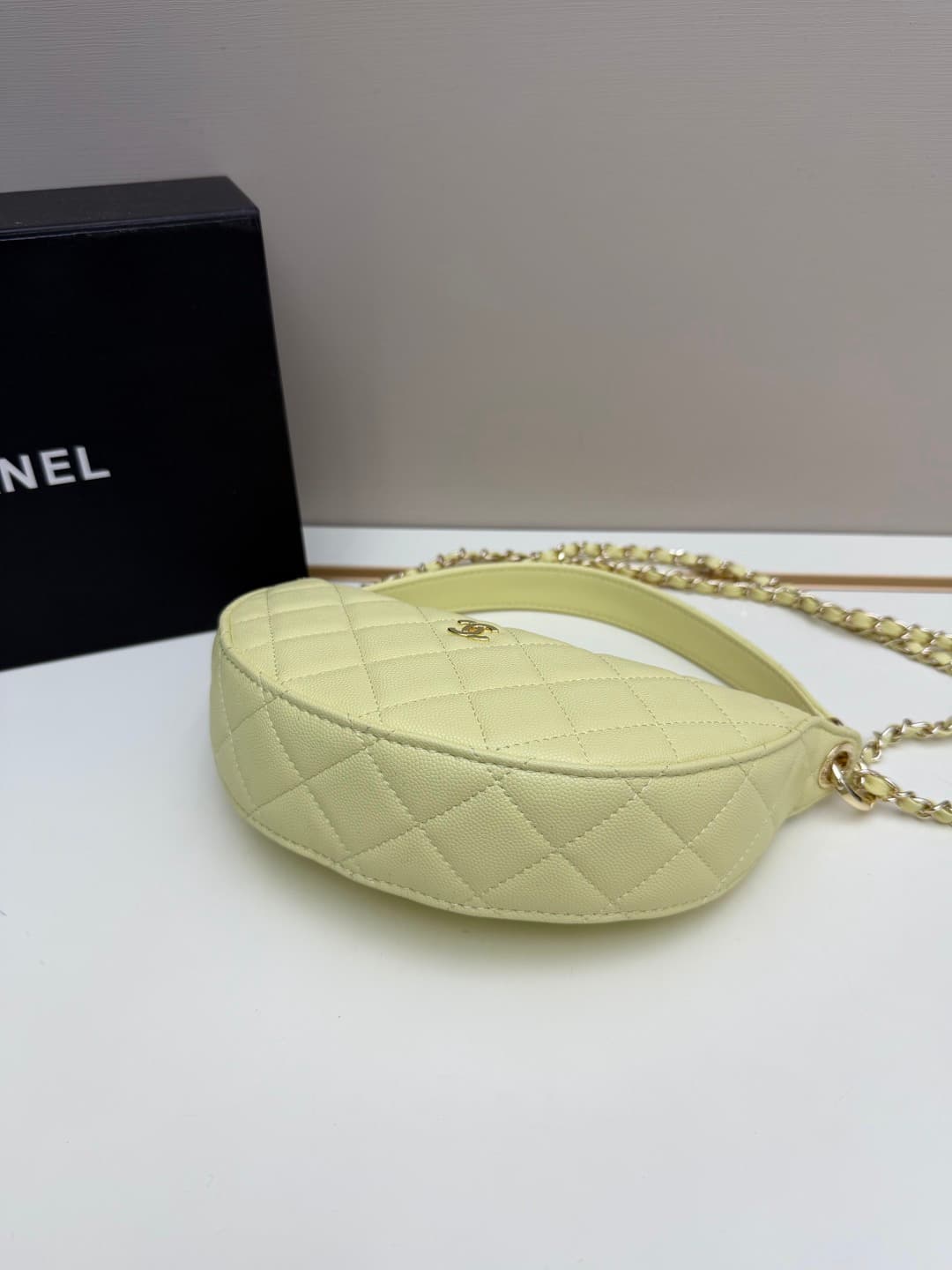 C683 Chanel 26 underarm bag, a crescent-shaped bag. It’s very lightweight and can be carried across the shoulder! Leather from grain cattle is considered one of the most durable materials used by Chanel; it doesn’t tear easily. However, the phone can only — image 5