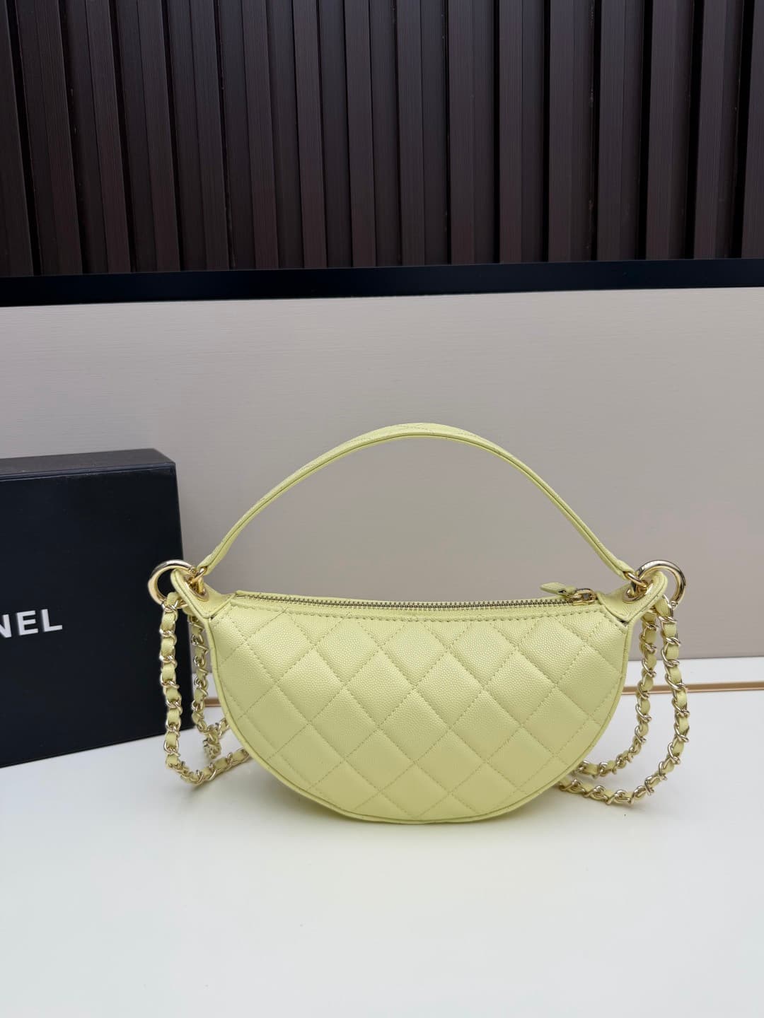 C683 Chanel 26 underarm bag, a crescent-shaped bag. It’s very lightweight and can be carried across the shoulder! Leather from grain cattle is considered one of the most durable materials used by Chanel; it doesn’t tear easily. However, the phone can only — image 3