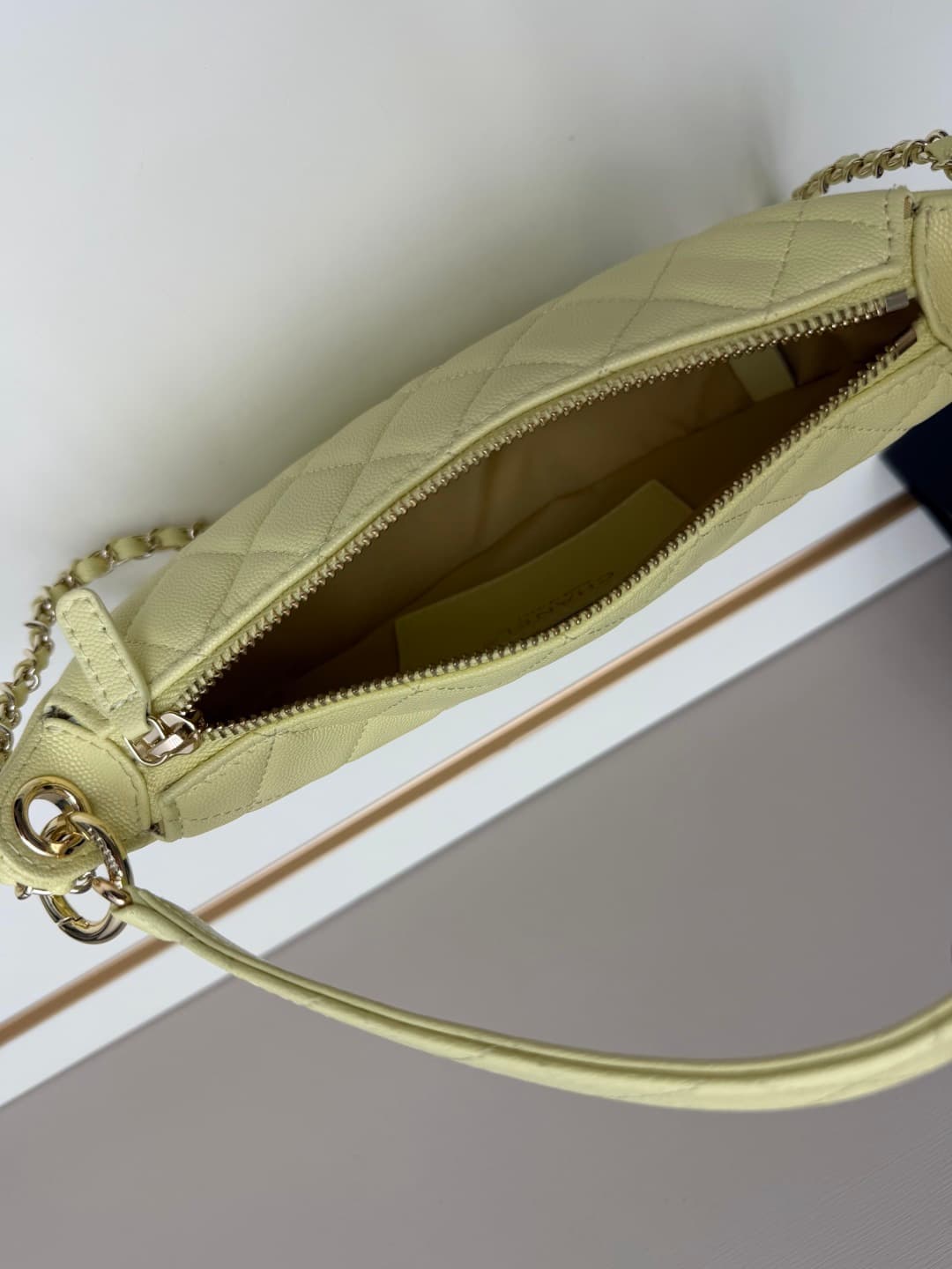 C683 Chanel 26 underarm bag, a crescent-shaped bag. It’s very lightweight and can be carried across the shoulder! Leather from grain cattle is considered one of the most durable materials used by Chanel; it doesn’t tear easily. However, the phone can only — image 7