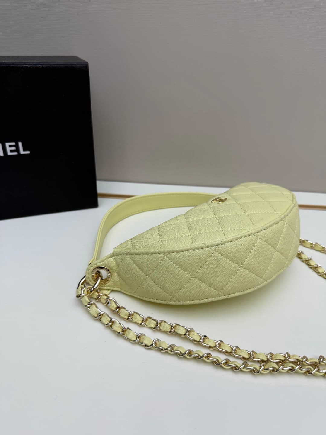 C683 Chanel 26 underarm bag, a crescent-shaped bag. It’s very lightweight and can be carried across the shoulder! Leather from grain cattle is considered one of the most durable materials used by Chanel; it doesn’t tear easily. However, the phone can only — image 2