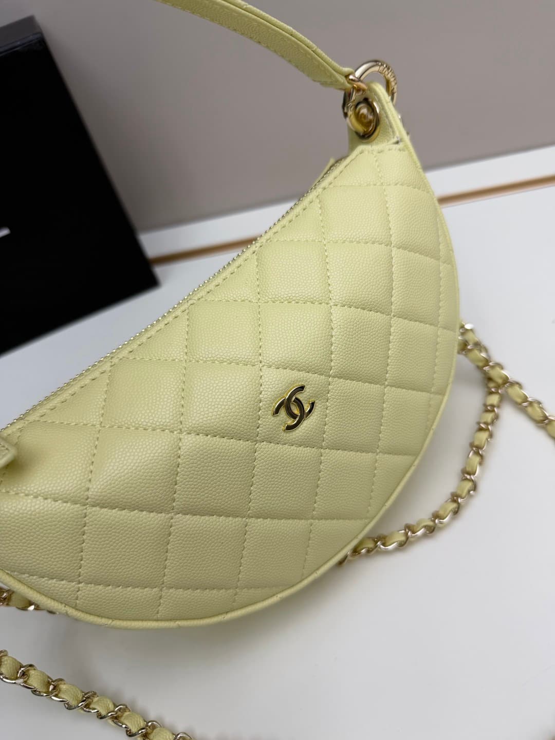 C683 Chanel 26 underarm bag, a crescent-shaped bag. It’s very lightweight and can be carried across the shoulder! Leather from grain cattle is considered one of the most durable materials used by Chanel; it doesn’t tear easily. However, the phone can only — image 4