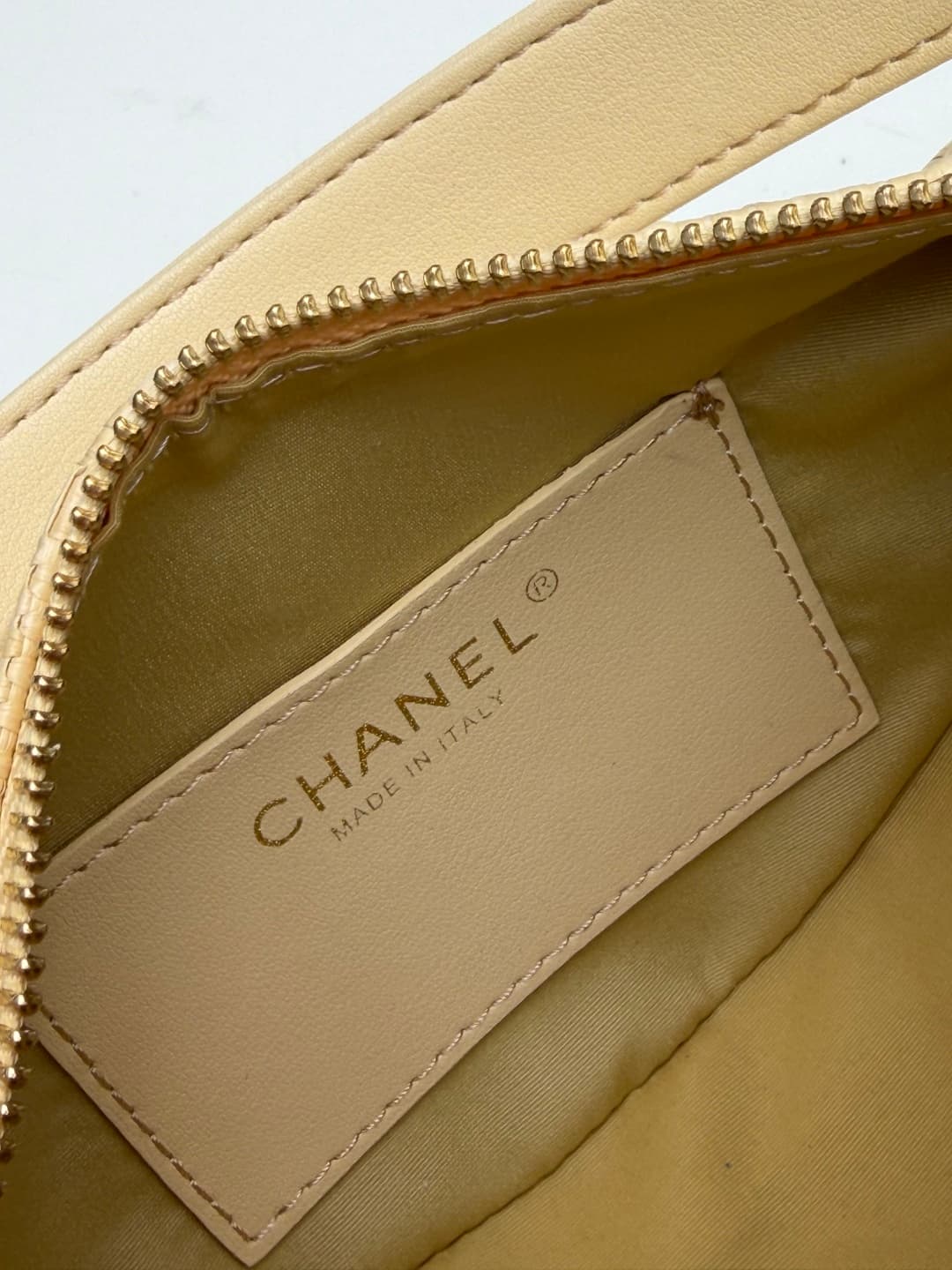 C681 Chanel 26 underarm bag is a new model that looks like a crescent shape. It’s very lightweight and can be carried across the shoulder. Leather made from grainy cowhide is considered one of the most durable materials used by Chanel; it doesn’t tear eas — image 8