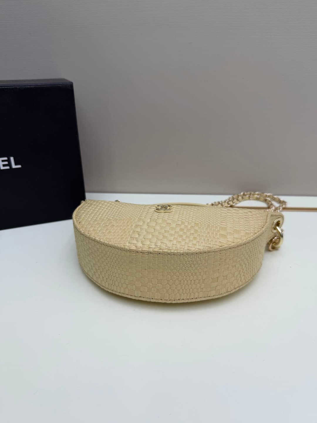 C681 Chanel 26 underarm bag is a new model that looks like a crescent shape. It’s very lightweight and can be carried across the shoulder. Leather made from grainy cowhide is considered one of the most durable materials used by Chanel; it doesn’t tear eas — image 6