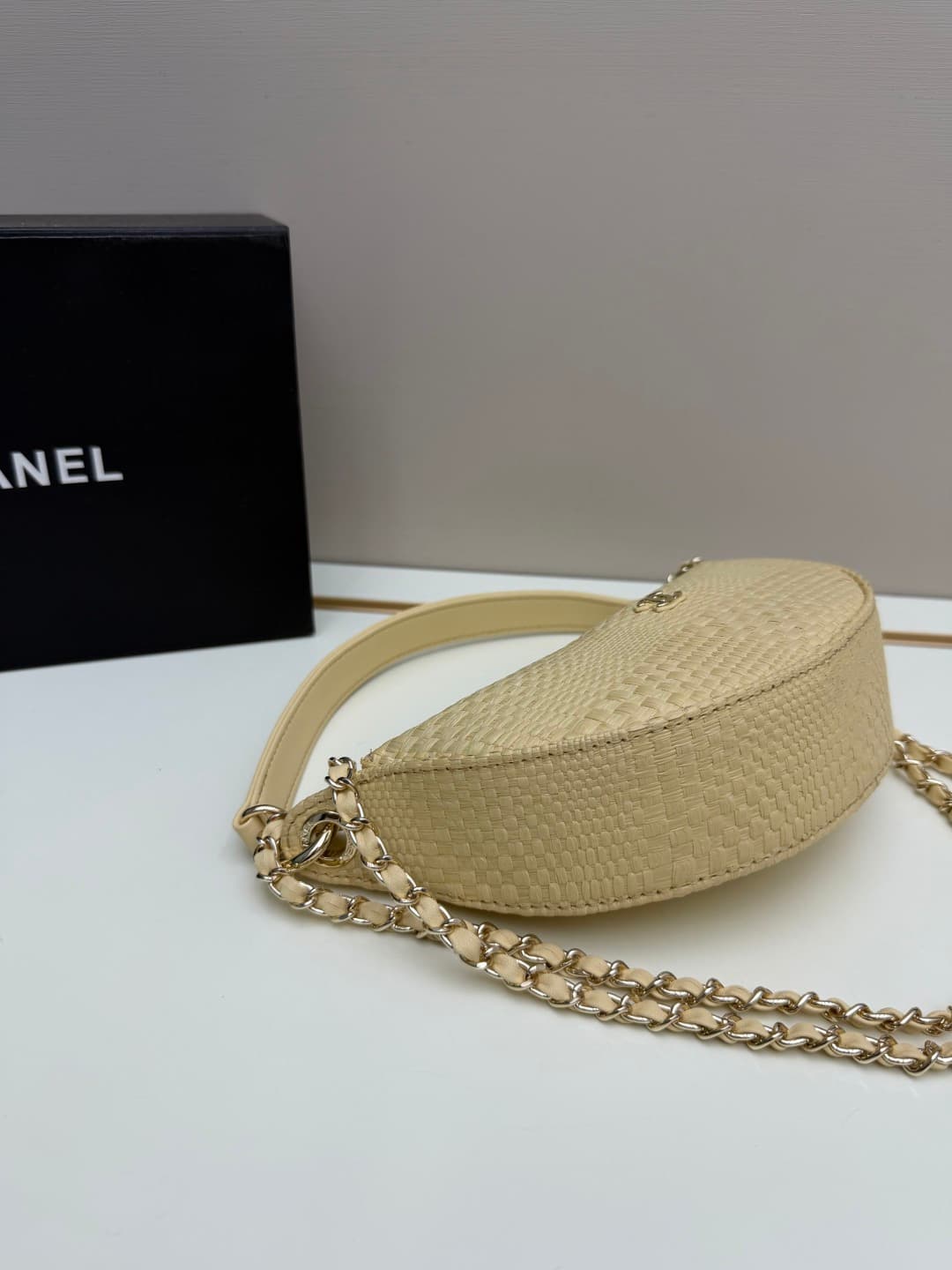 C681 Chanel 26 underarm bag is a new model that looks like a crescent shape. It’s very lightweight and can be carried across the shoulder. Leather made from grainy cowhide is considered one of the most durable materials used by Chanel; it doesn’t tear eas — image 2