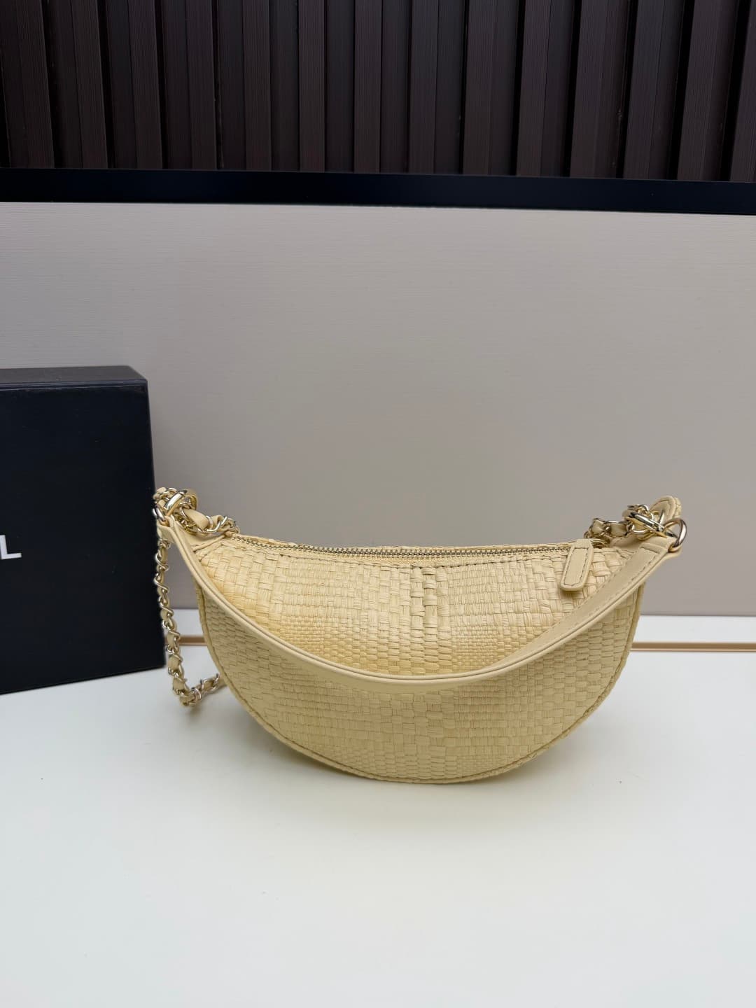 C681 Chanel 26 underarm bag is a new model that looks like a crescent shape. It’s very lightweight and can be carried across the shoulder. Leather made from grainy cowhide is considered one of the most durable materials used by Chanel; it doesn’t tear eas — image 3
