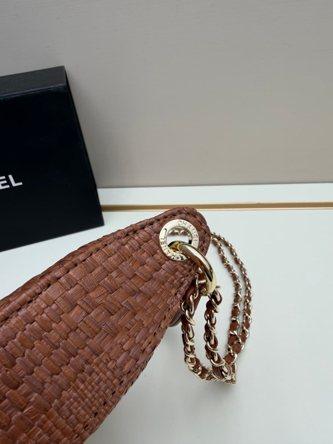 C680 Chanel 26 underarm bag, a crescent-shaped bag. It’s very lightweight and can be carried across the body! Leather from grain cattle is considered one of the most durable materials used by Chanel; it’s very resistant to wear. The phone can barely fit i — image 6