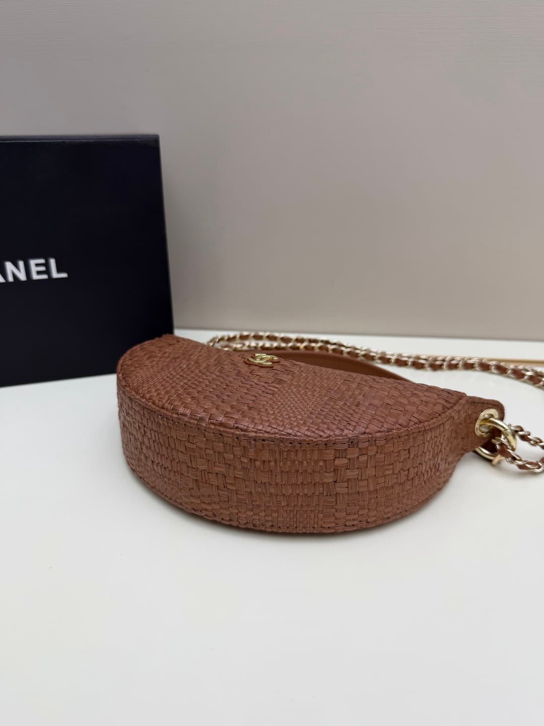C680 Chanel 26 underarm bag, a crescent-shaped bag. It’s very lightweight and can be carried across the body! Leather from grain cattle is considered one of the most durable materials used by Chanel; it’s very resistant to wear. The phone can barely fit i — image 5