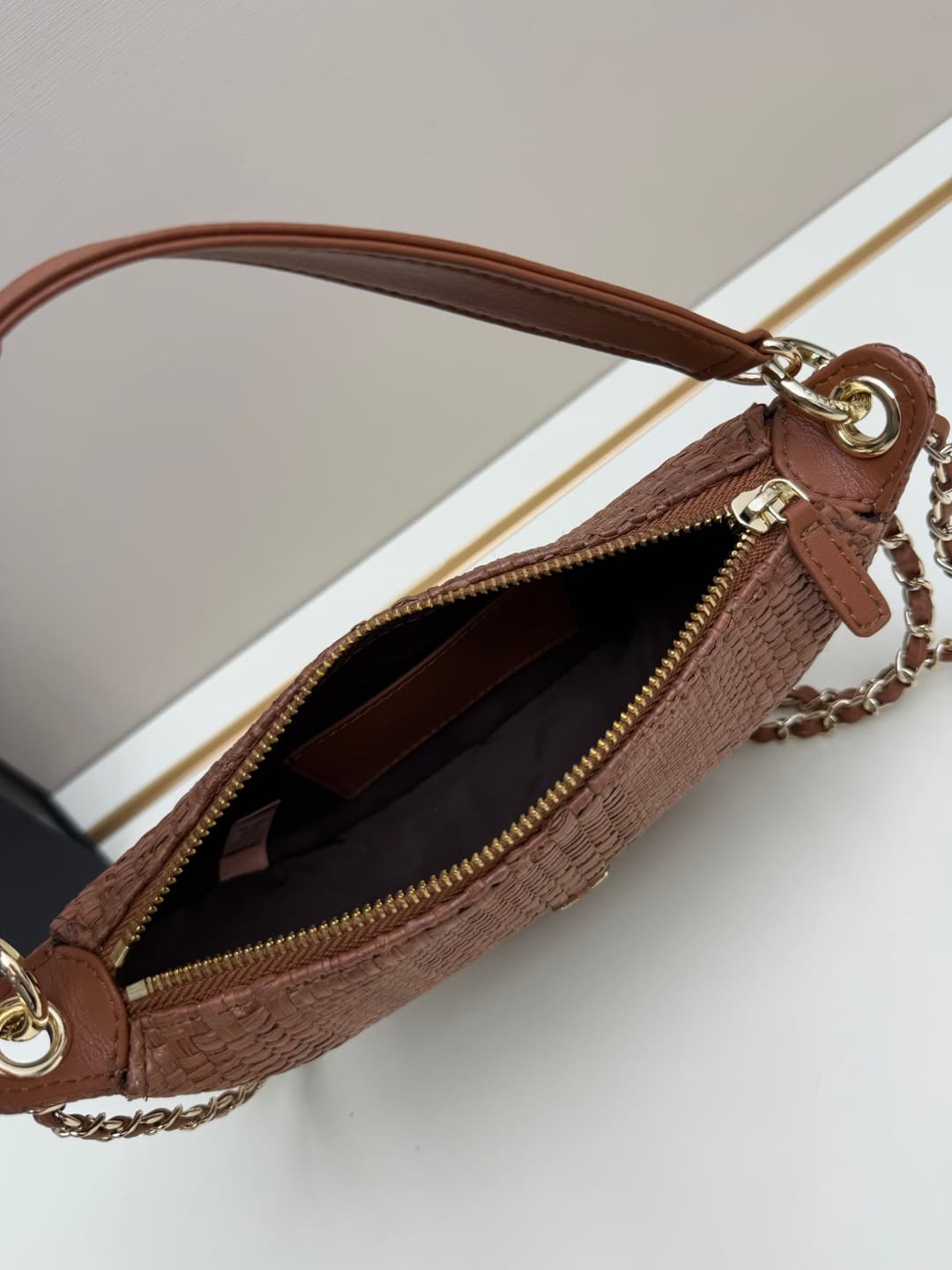 C680 Chanel 26 underarm bag, a crescent-shaped bag. It’s very lightweight and can be carried across the body! Leather from grain cattle is considered one of the most durable materials used by Chanel; it’s very resistant to wear. The phone can barely fit i — image 7