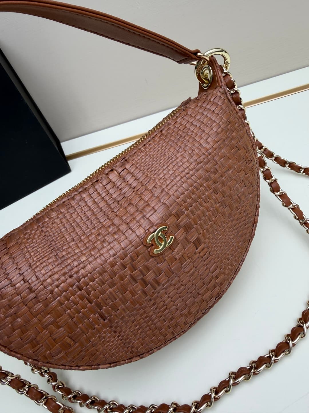C680 Chanel 26 underarm bag, a crescent-shaped bag. It’s very lightweight and can be carried across the body! Leather from grain cattle is considered one of the most durable materials used by Chanel; it’s very resistant to wear. The phone can barely fit i — image 4