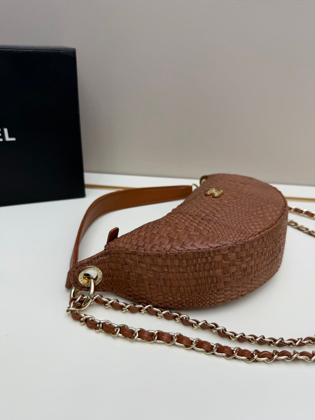 C680 Chanel 26 underarm bag, a crescent-shaped bag. It’s very lightweight and can be carried across the body! Leather from grain cattle is considered one of the most durable materials used by Chanel; it’s very resistant to wear. The phone can barely fit i — image 2