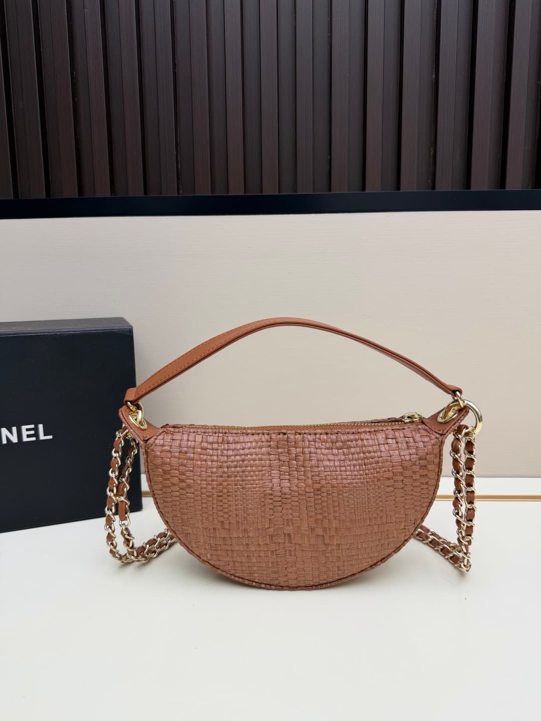 C680 Chanel 26 underarm bag, a crescent-shaped bag. It’s very lightweight and can be carried across the body! Leather from grain cattle is considered one of the most durable materials used by Chanel; it’s very resistant to wear. The phone can barely fit i — image 3