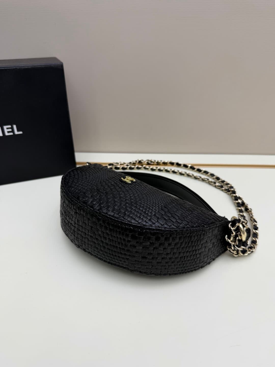 C679 Chanel 26 is a new underarm bag, shaped like a crescent. It’s very lightweight and can be carried across the shoulder. Leather made from grainy cowhide is considered one of the most durable materials used by Chanel; it doesn’t wear out easily. Howeve — image 6