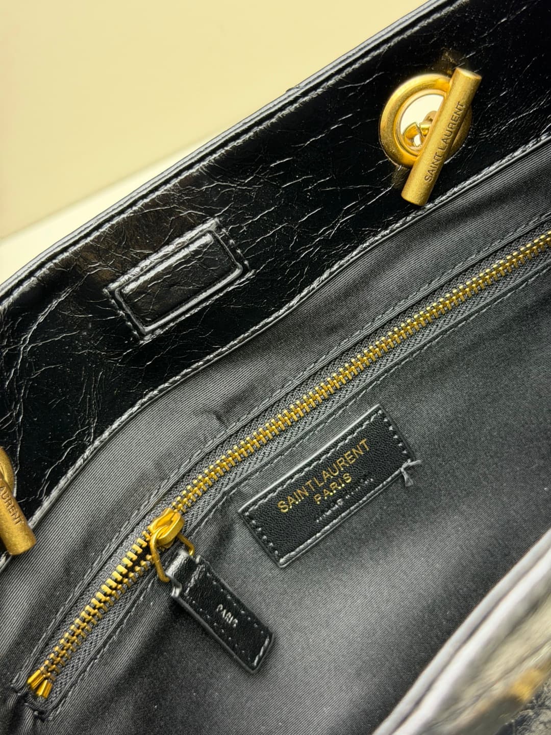 C8622 👉 Vintage/retro Black leather or gold🌈 Saint Laurent Niki small shopping bag, with a stunning black-and-gold color scheme! Made of oiled cowhide, it features natural wrinkles on the surface, giving it a soft and durable feel. Metal chain shoulder st — image 8