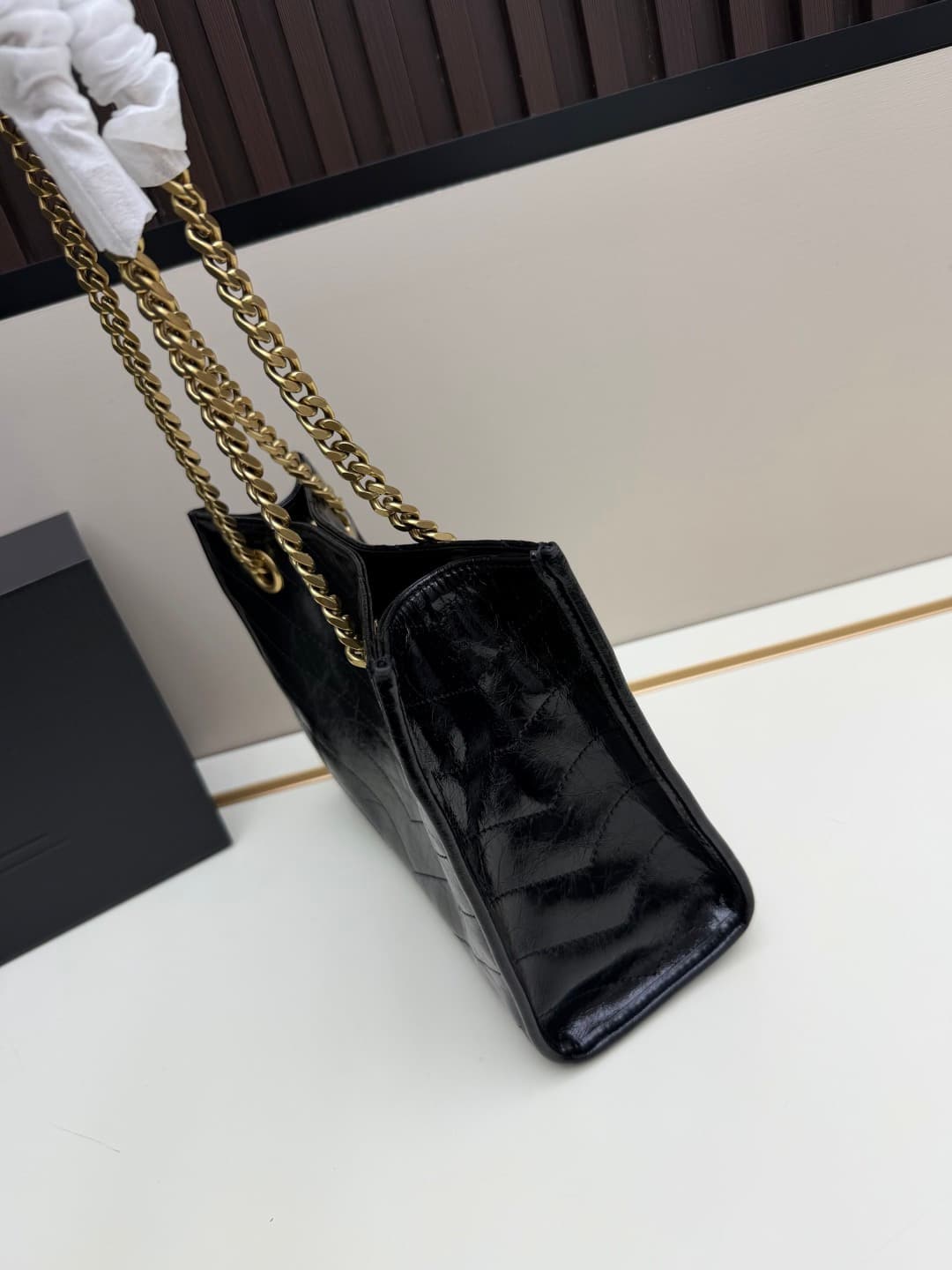 C8622 👉 Vintage/retro Black leather or gold🌈 Saint Laurent Niki small shopping bag, with a stunning black-and-gold color scheme! Made of oiled cowhide, it features natural wrinkles on the surface, giving it a soft and durable feel. Metal chain shoulder st — image 3