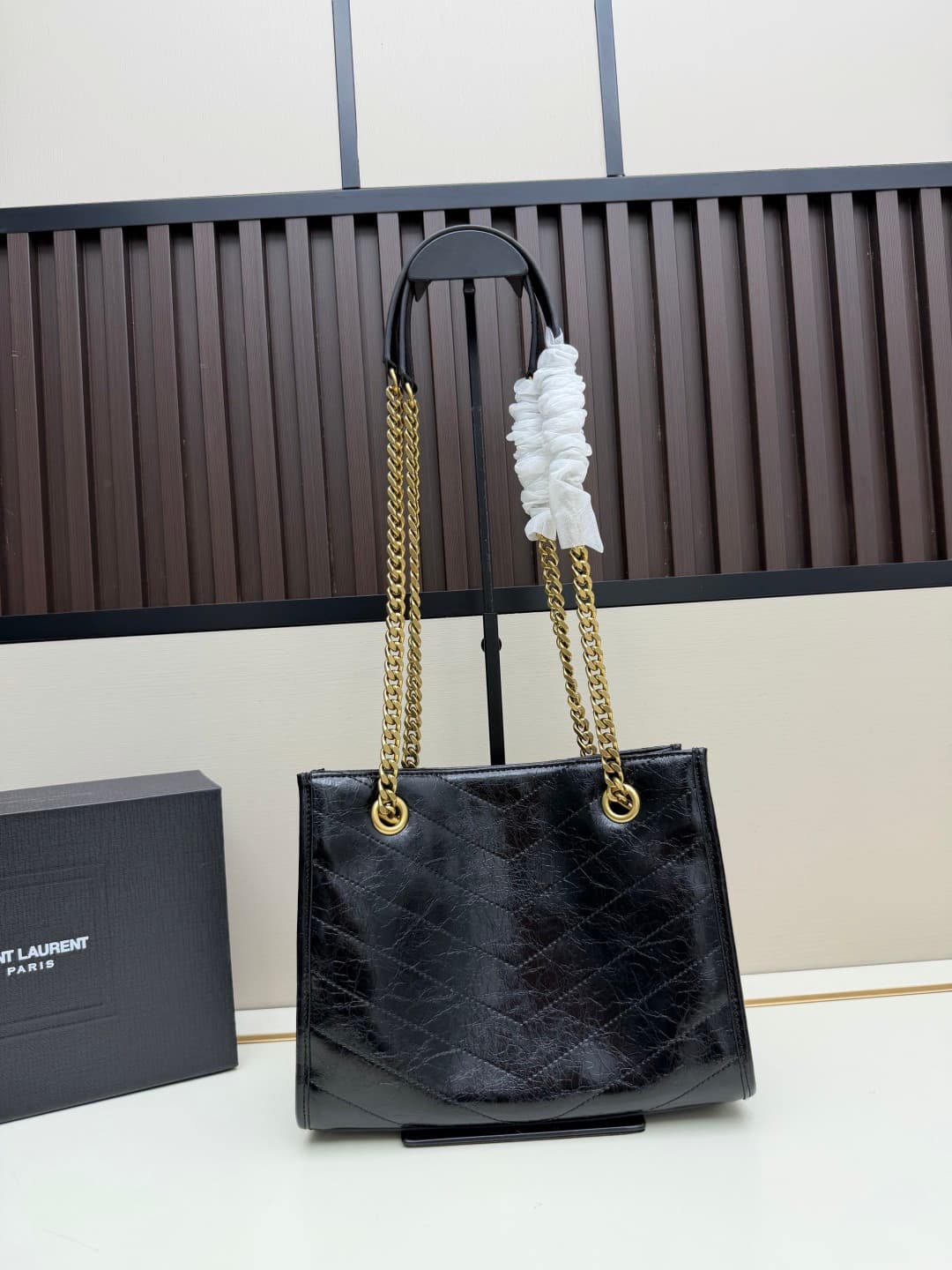 C8622 👉 Vintage/retro Black leather or gold🌈 Saint Laurent Niki small shopping bag, with a stunning black-and-gold color scheme! Made of oiled cowhide, it features natural wrinkles on the surface, giving it a soft and durable feel. Metal chain shoulder st — image 2