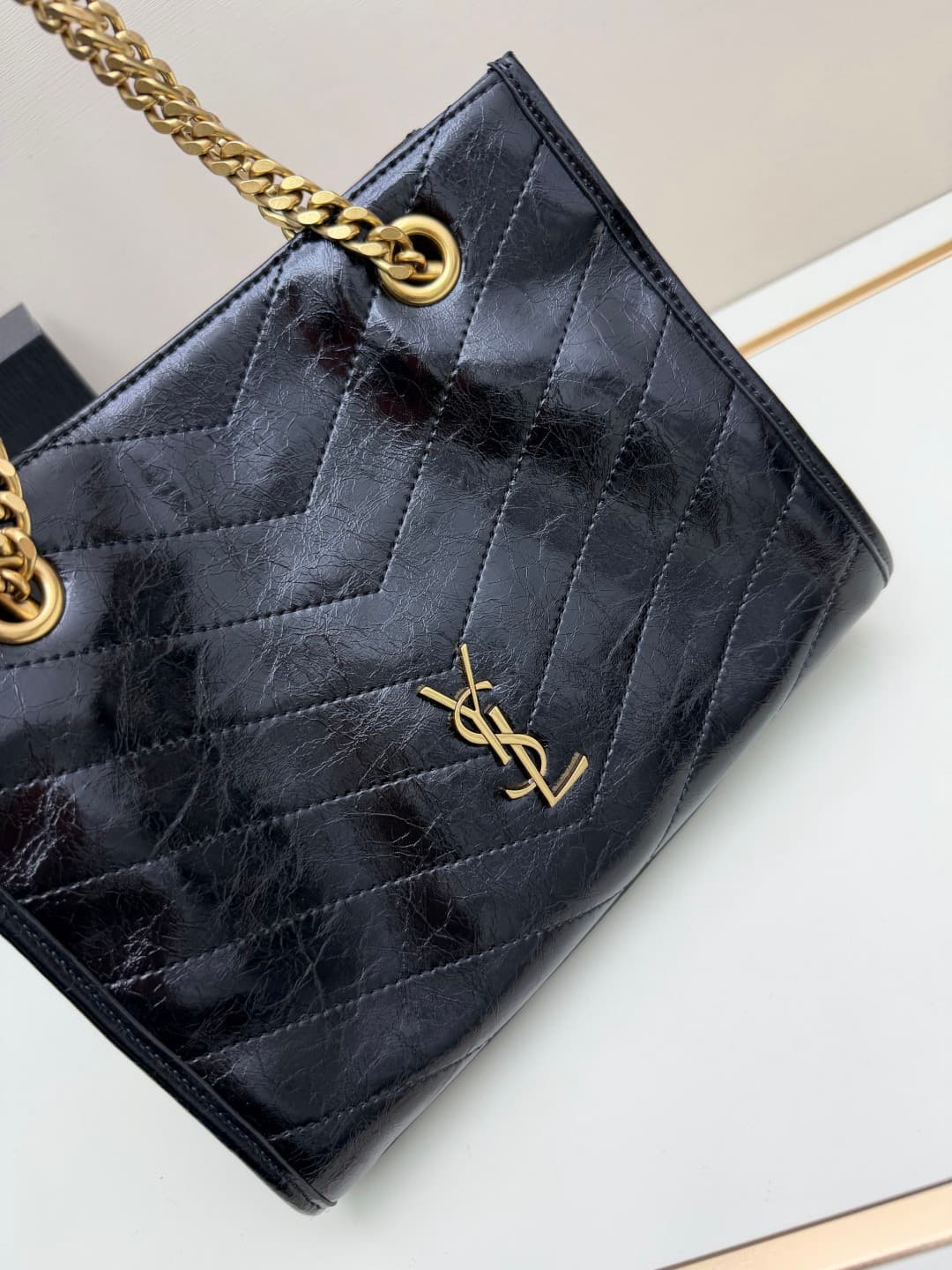 C8622 👉 Vintage/retro Black leather or gold🌈 Saint Laurent Niki small shopping bag, with a stunning black-and-gold color scheme! Made of oiled cowhide, it features natural wrinkles on the surface, giving it a soft and durable feel. Metal chain shoulder st — image 4