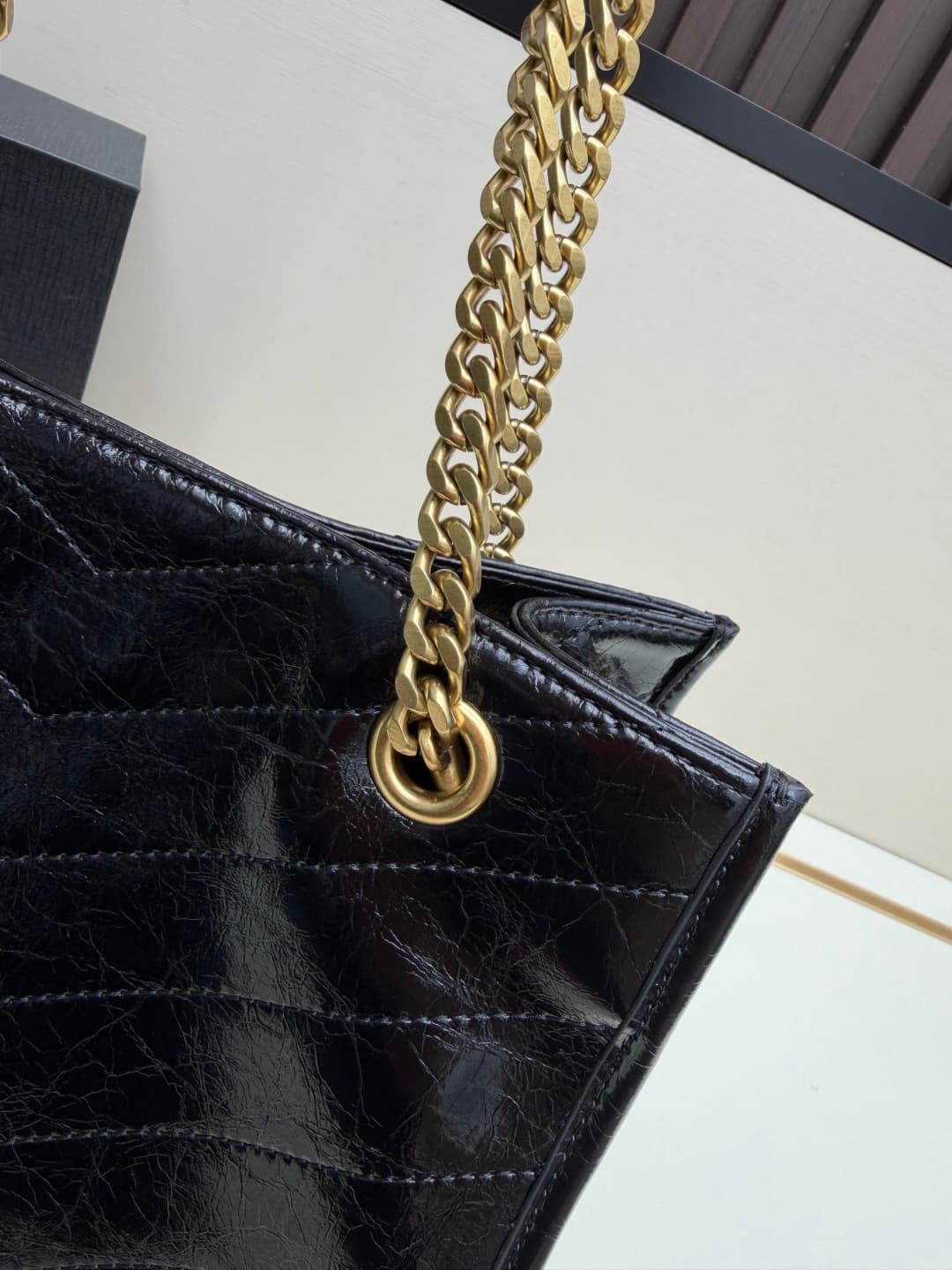 C8622 👉 Vintage/retro Black leather or gold🌈 Saint Laurent Niki small shopping bag, with a stunning black-and-gold color scheme! Made of oiled cowhide, it features natural wrinkles on the surface, giving it a soft and durable feel. Metal chain shoulder st — image 5