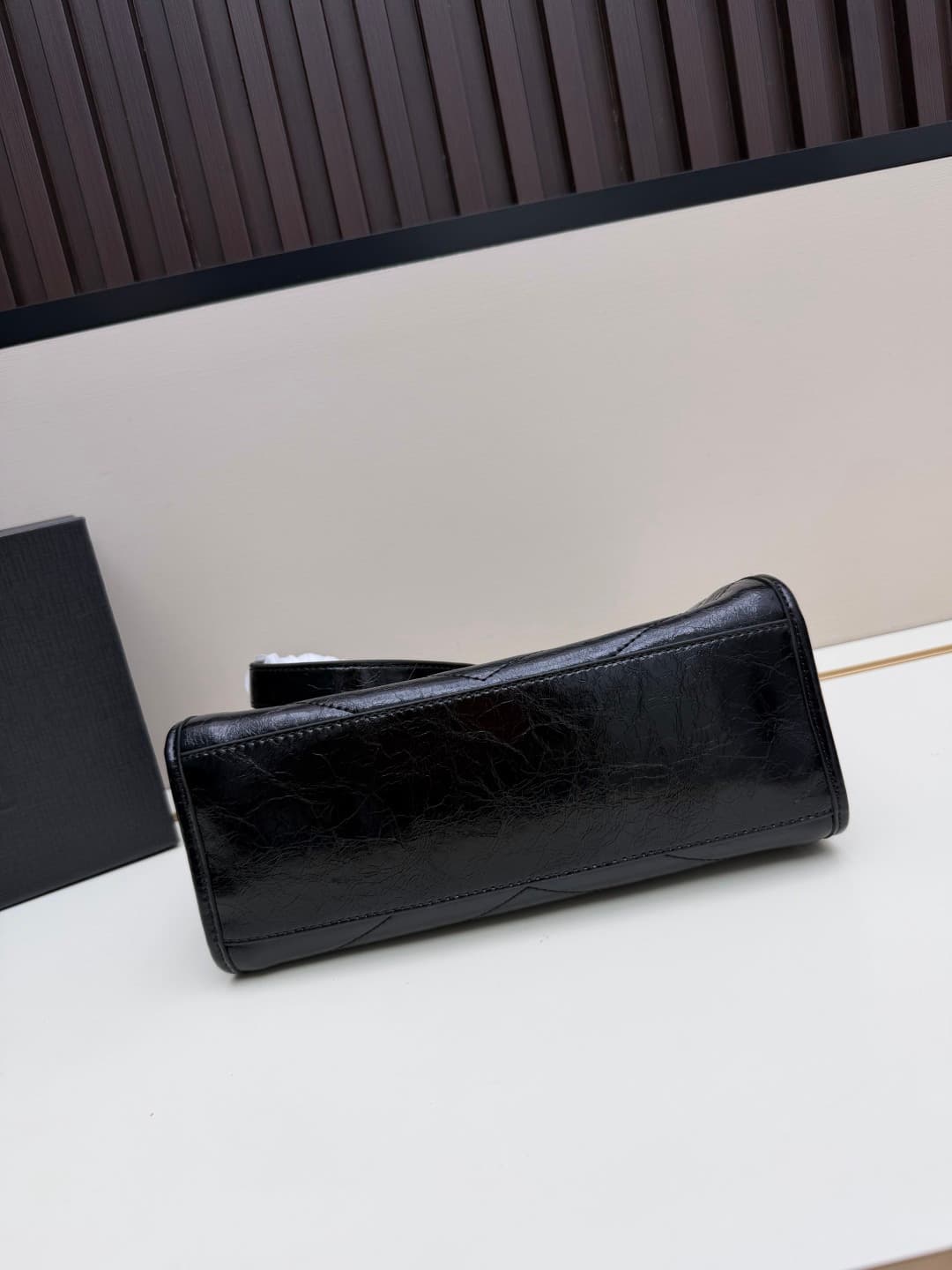C8622 👉 Vintage/retro Black leather or gold🌈 Saint Laurent Niki small shopping bag, with a stunning black-and-gold color scheme! Made of oiled cowhide, it features natural wrinkles on the surface, giving it a soft and durable feel. Metal chain shoulder st — image 6