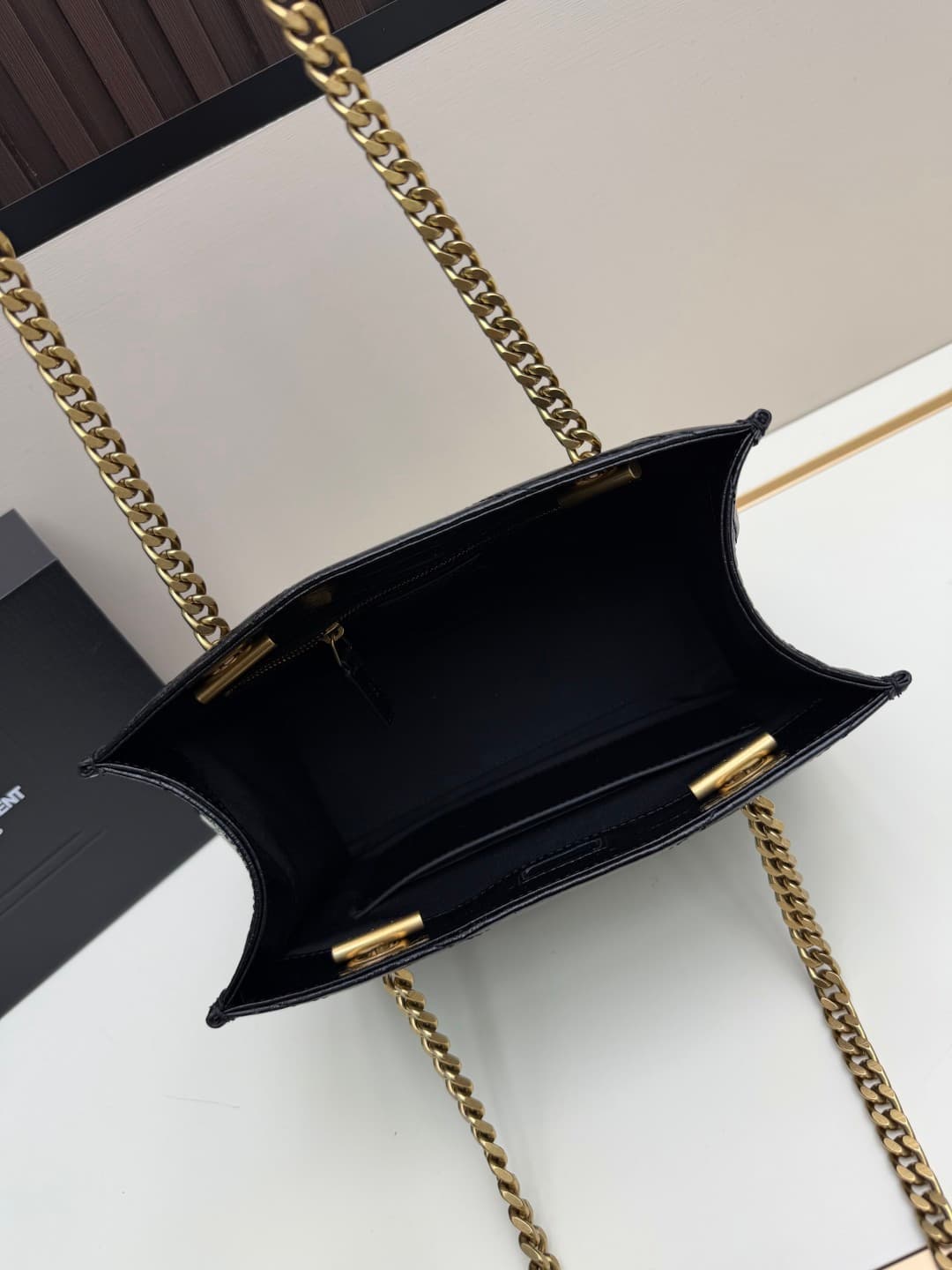 C8622 👉 Vintage/retro Black leather or gold🌈 Saint Laurent Niki small shopping bag, with a stunning black-and-gold color scheme! Made of oiled cowhide, it features natural wrinkles on the surface, giving it a soft and durable feel. Metal chain shoulder st — image 7