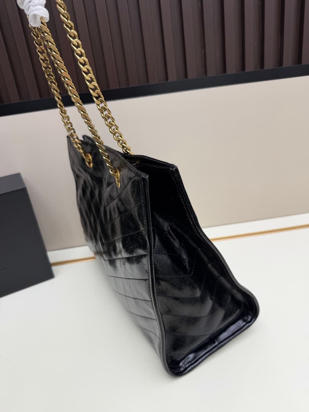 C8621 👉 Vintage/retro black leather or gold🌈 Saint Laurent Niki large shopping bag – the black and gold color scheme is truly elegant! Made of oil-waxed cowhide, with natural wrinkles on the surface. It feels soft and durable. Features metal chain straps  — image 3