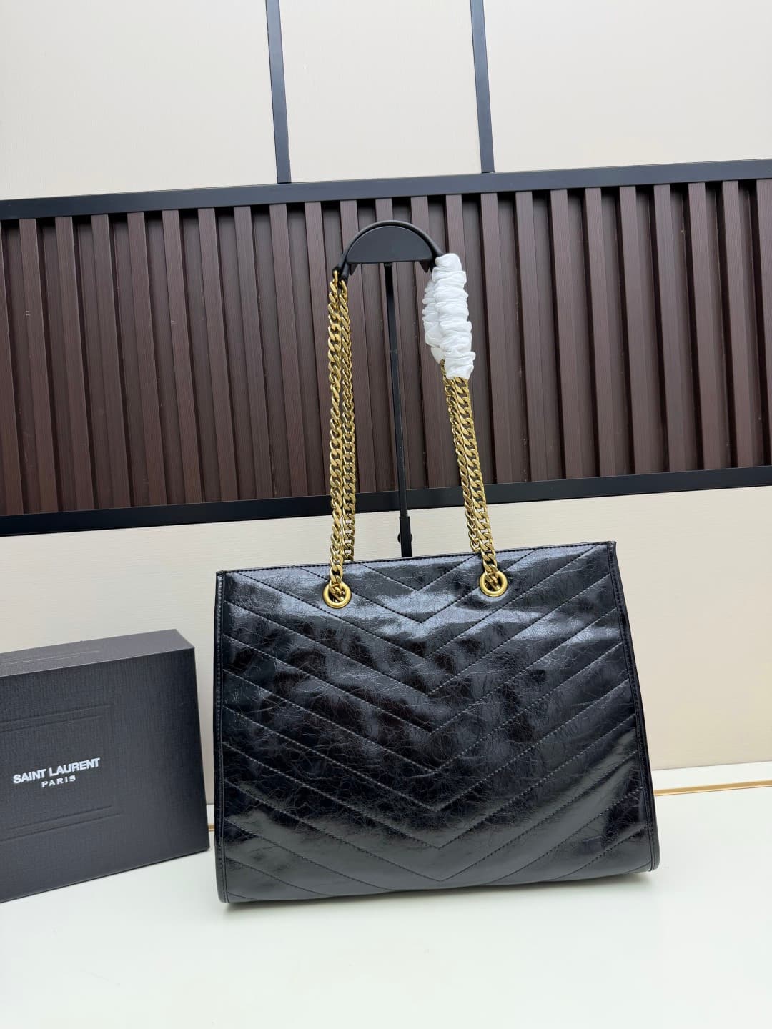 C8621 👉 Vintage/retro black leather or gold🌈 Saint Laurent Niki large shopping bag – the black and gold color scheme is truly elegant! Made of oil-waxed cowhide, with natural wrinkles on the surface. It feels soft and durable. Features metal chain straps  — image 2
