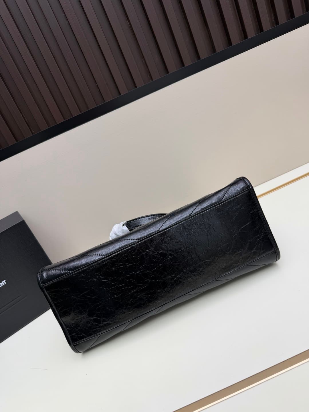 C8621 👉 Vintage/retro black leather or gold🌈 Saint Laurent Niki large shopping bag – the black and gold color scheme is truly elegant! Made of oil-waxed cowhide, with natural wrinkles on the surface. It feels soft and durable. Features metal chain straps  — image 6