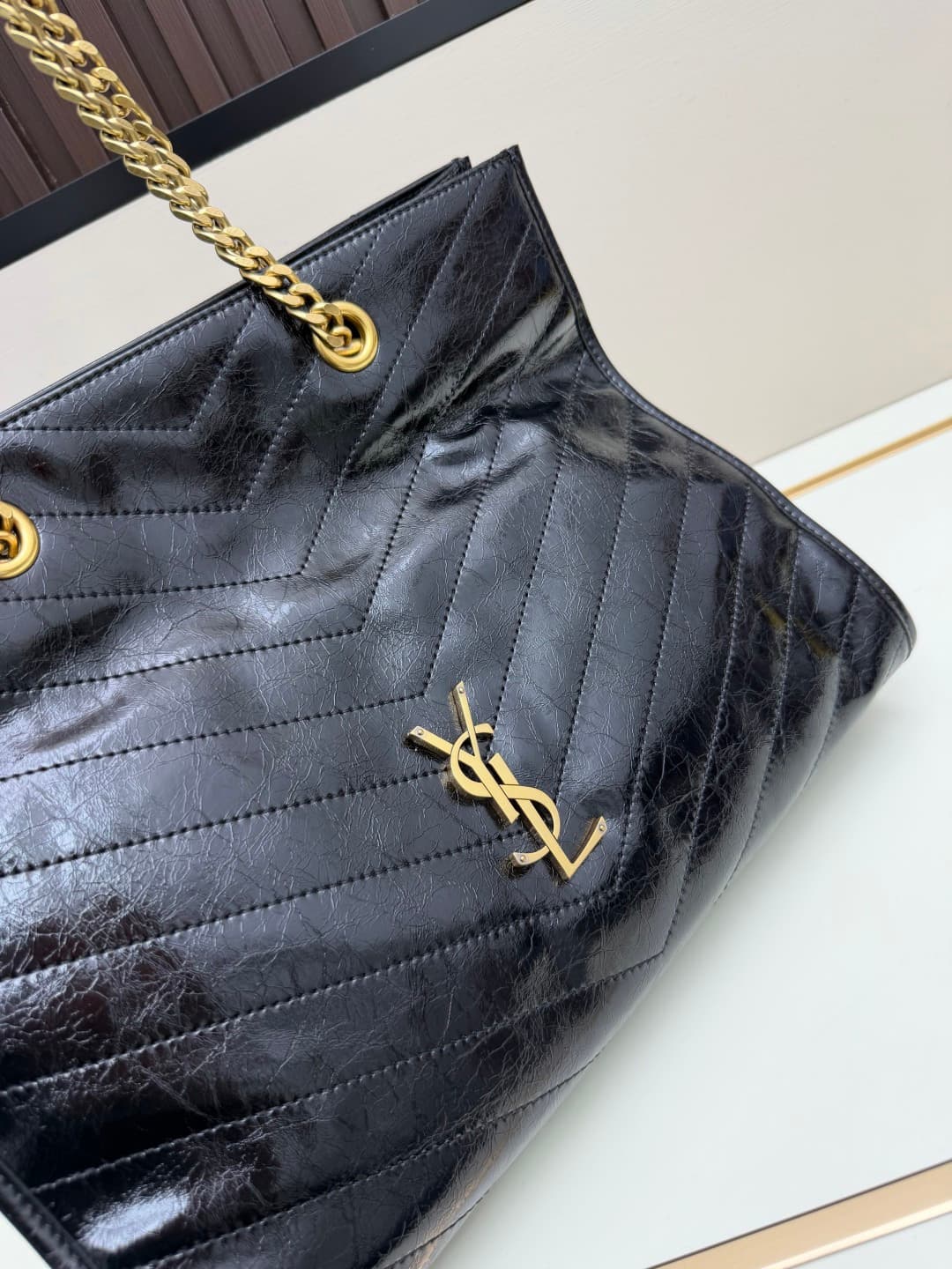 C8621 👉 Vintage/retro black leather or gold🌈 Saint Laurent Niki large shopping bag – the black and gold color scheme is truly elegant! Made of oil-waxed cowhide, with natural wrinkles on the surface. It feels soft and durable. Features metal chain straps  — image 4