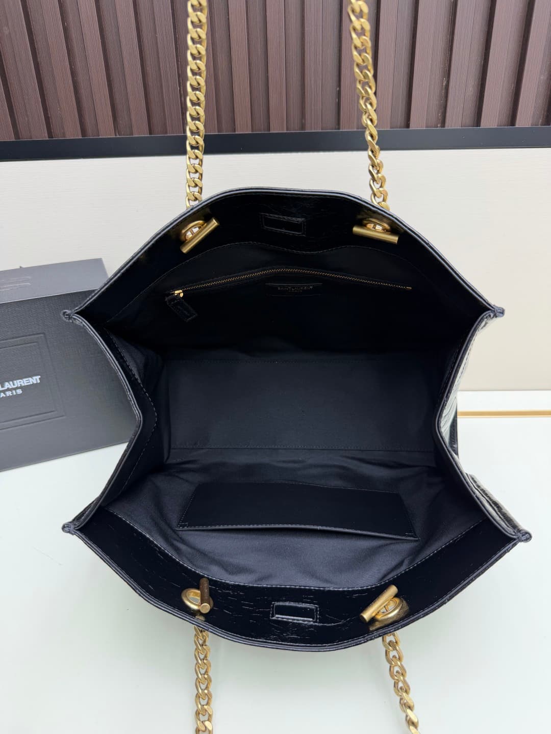 C8621 👉 Vintage/retro black leather or gold🌈 Saint Laurent Niki large shopping bag – the black and gold color scheme is truly elegant! Made of oil-waxed cowhide, with natural wrinkles on the surface. It feels soft and durable. Features metal chain straps  — image 7