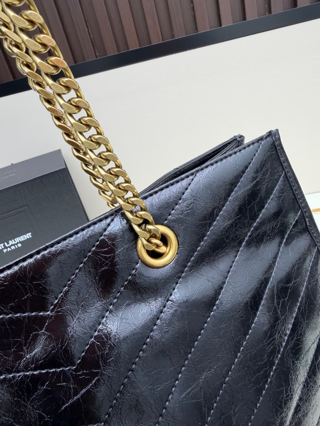 C8621 👉 Vintage/retro black leather or gold🌈 Saint Laurent Niki large shopping bag – the black and gold color scheme is truly elegant! Made of oil-waxed cowhide, with natural wrinkles on the surface. It feels soft and durable. Features metal chain straps  — image 5