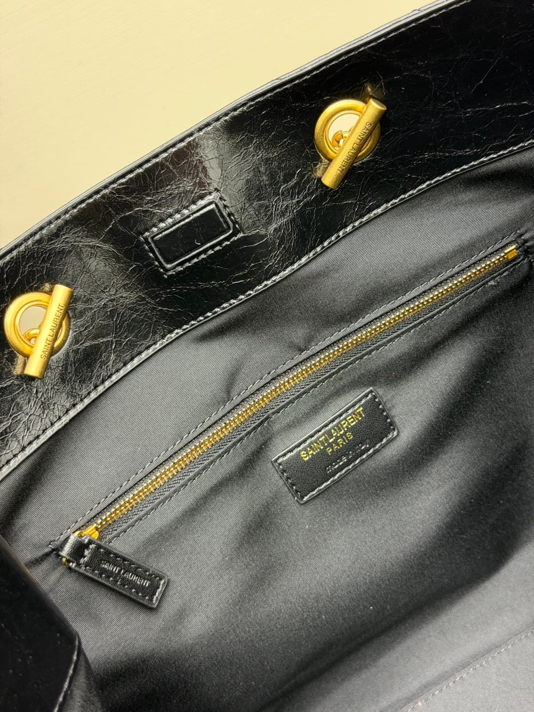 C8621 👉 Vintage/retro black leather or gold🌈 Saint Laurent Niki large shopping bag – the black and gold color scheme is truly elegant! Made of oil-waxed cowhide, with natural wrinkles on the surface. It feels soft and durable. Features metal chain straps  — image 8