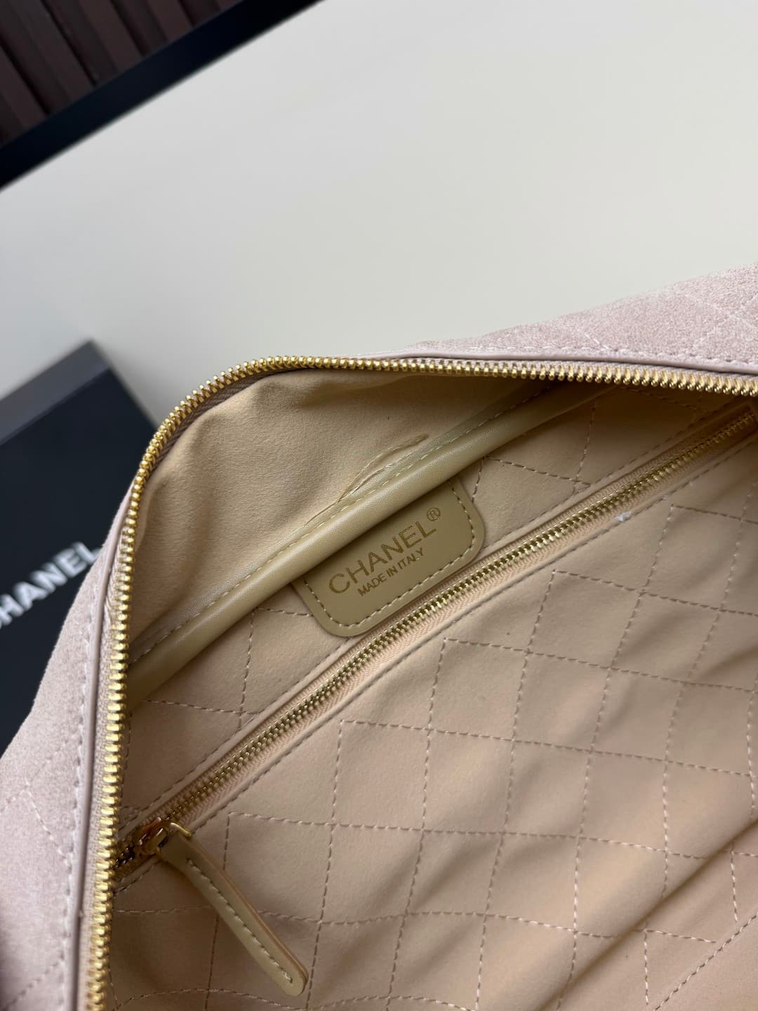 C674 .𝐂𝐡𝐚𝐧𝐞𝐥 𝟐𝟔𝐬𝐬 New Bowling Bag Model — image 8