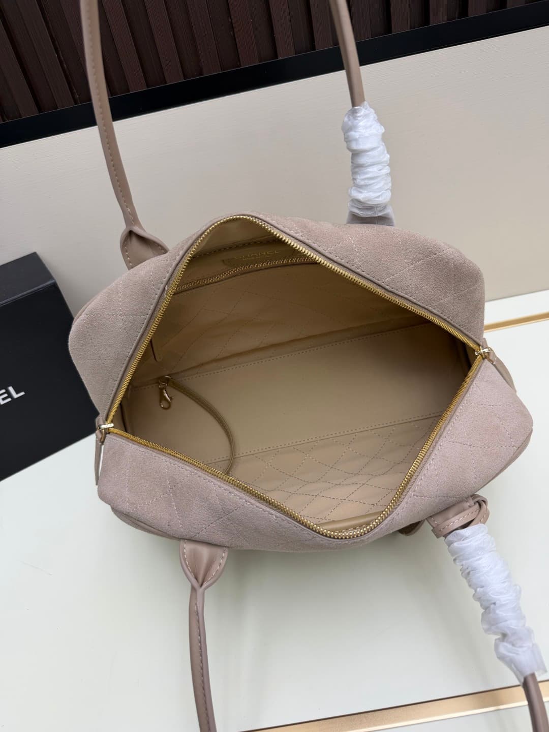 C674 .𝐂𝐡𝐚𝐧𝐞𝐥 𝟐𝟔𝐬𝐬 New Bowling Bag Model — image 7