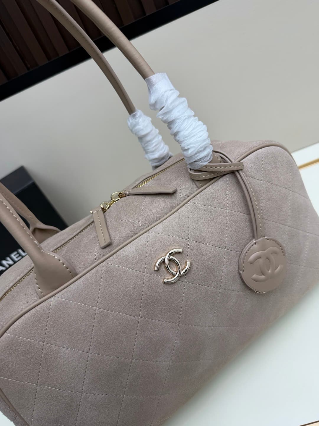 C674 .𝐂𝐡𝐚𝐧𝐞𝐥 𝟐𝟔𝐬𝐬 New Bowling Bag Model — image 4