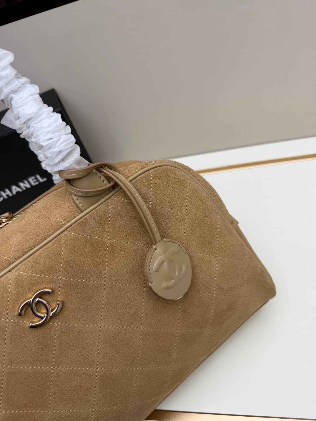 C673 .𝐂𝐡𝐚𝐧𝐞𝐥 𝟐𝟔𝐬𝐬 New Model Bowling Bag — image 6