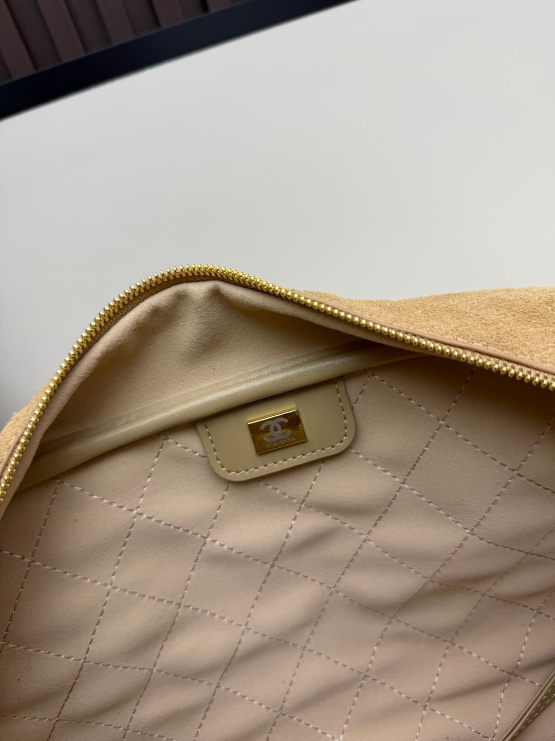 C673 .𝐂𝐡𝐚𝐧𝐞𝐥 𝟐𝟔𝐬𝐬 New Model Bowling Bag — image 8