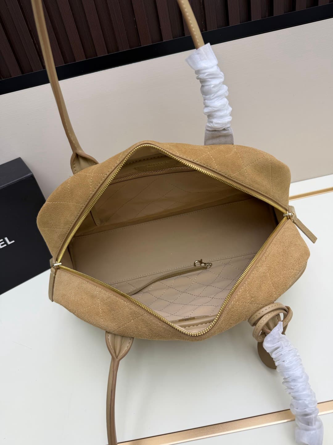 C673 .𝐂𝐡𝐚𝐧𝐞𝐥 𝟐𝟔𝐬𝐬 New Model Bowling Bag — image 7