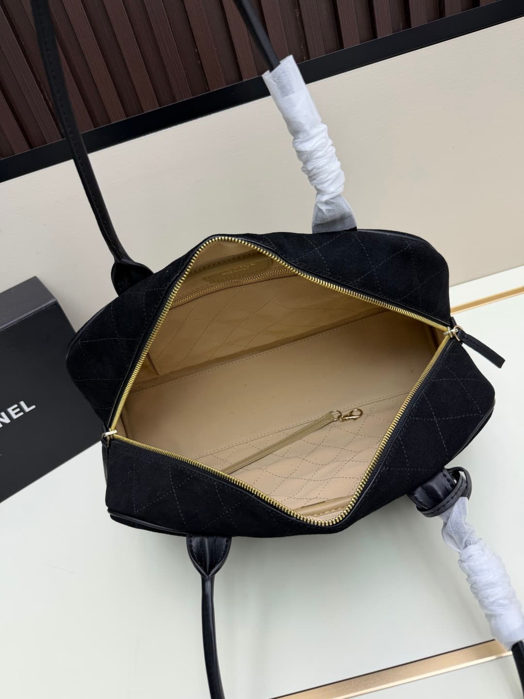 C672 .𝐂𝐡𝐚𝐧𝐞𝐥 𝟐𝟔𝐬𝐬 New Model Bowling Bag — image 7