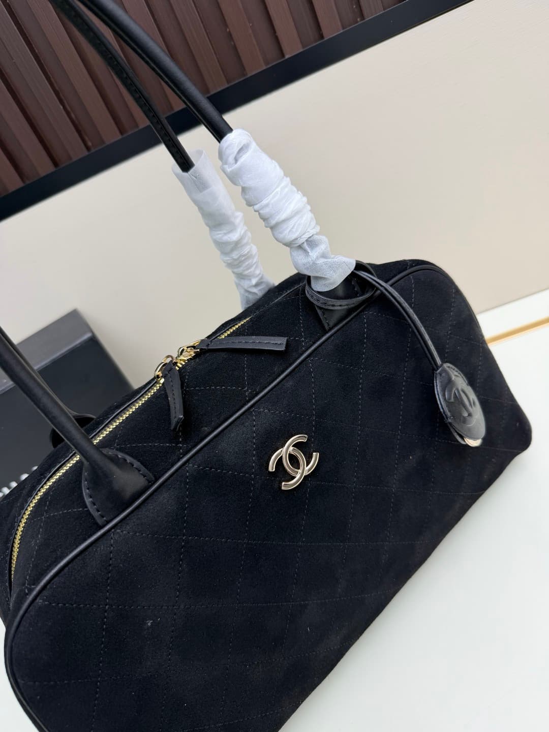 C672 .𝐂𝐡𝐚𝐧𝐞𝐥 𝟐𝟔𝐬𝐬 New Model Bowling Bag — image 4