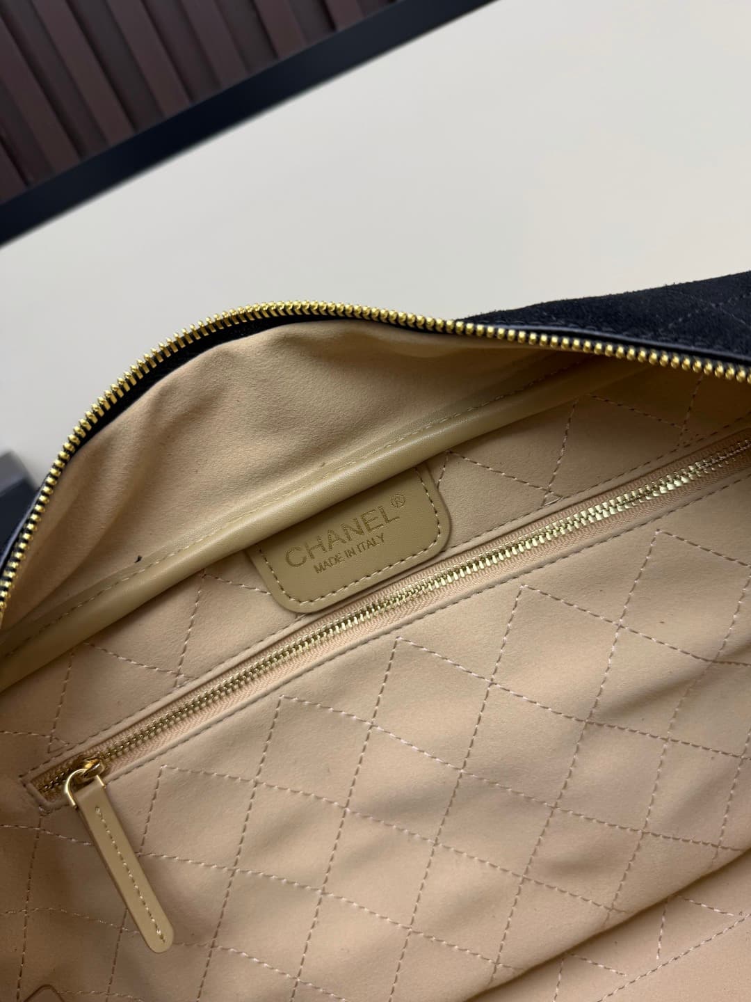 C672 .𝐂𝐡𝐚𝐧𝐞𝐥 𝟐𝟔𝐬𝐬 New Model Bowling Bag — image 8