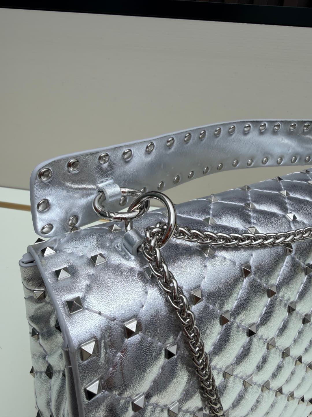 C7738 Large 0128#Valentino Valentino🆕🆕 women’s handbag, GARAVANI ROCKSTUD SPIKE 😈🤘🏻 The bag is made of soft🇦🇷羊 skin😎 with intricate lattice embroidery and tiny rivets🛠️ on the inside layer of羊 skin👩🏻♀️ It comes with detachable handles☃️ sliding clasp and  — image 6