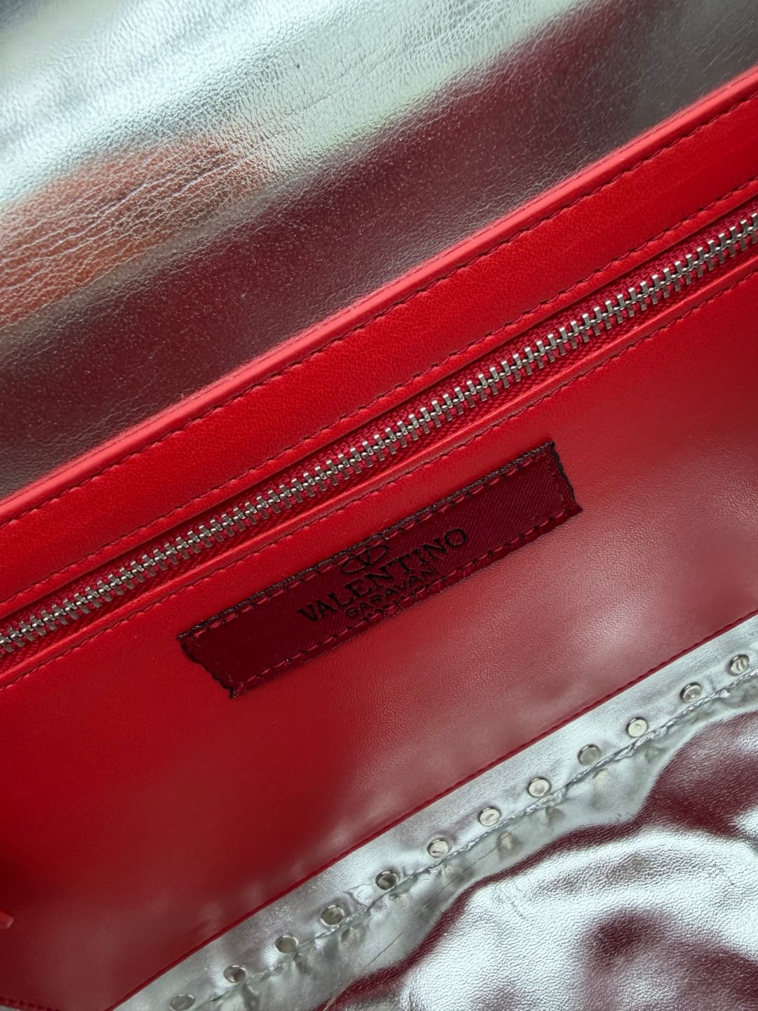 C7738 Large 0128#Valentino Valentino🆕🆕 women’s handbag, GARAVANI ROCKSTUD SPIKE 😈🤘🏻 The bag is made of soft🇦🇷羊 skin😎 with intricate lattice embroidery and tiny rivets🛠️ on the inside layer of羊 skin👩🏻♀️ It comes with detachable handles☃️ sliding clasp and  — image 8