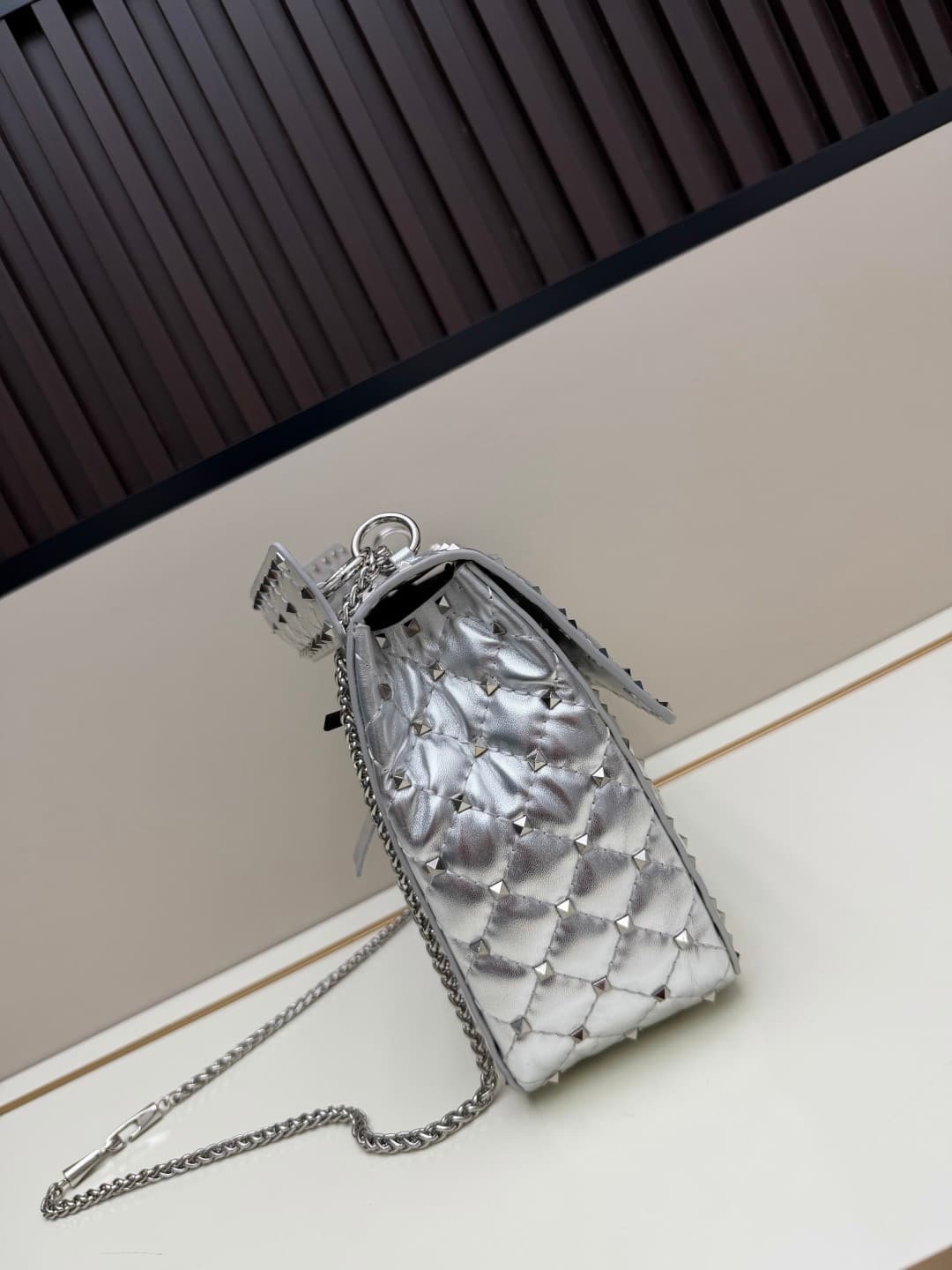 C7738 Large 0128#Valentino Valentino🆕🆕 women’s handbag, GARAVANI ROCKSTUD SPIKE 😈🤘🏻 The bag is made of soft🇦🇷羊 skin😎 with intricate lattice embroidery and tiny rivets🛠️ on the inside layer of羊 skin👩🏻♀️ It comes with detachable handles☃️ sliding clasp and  — image 2