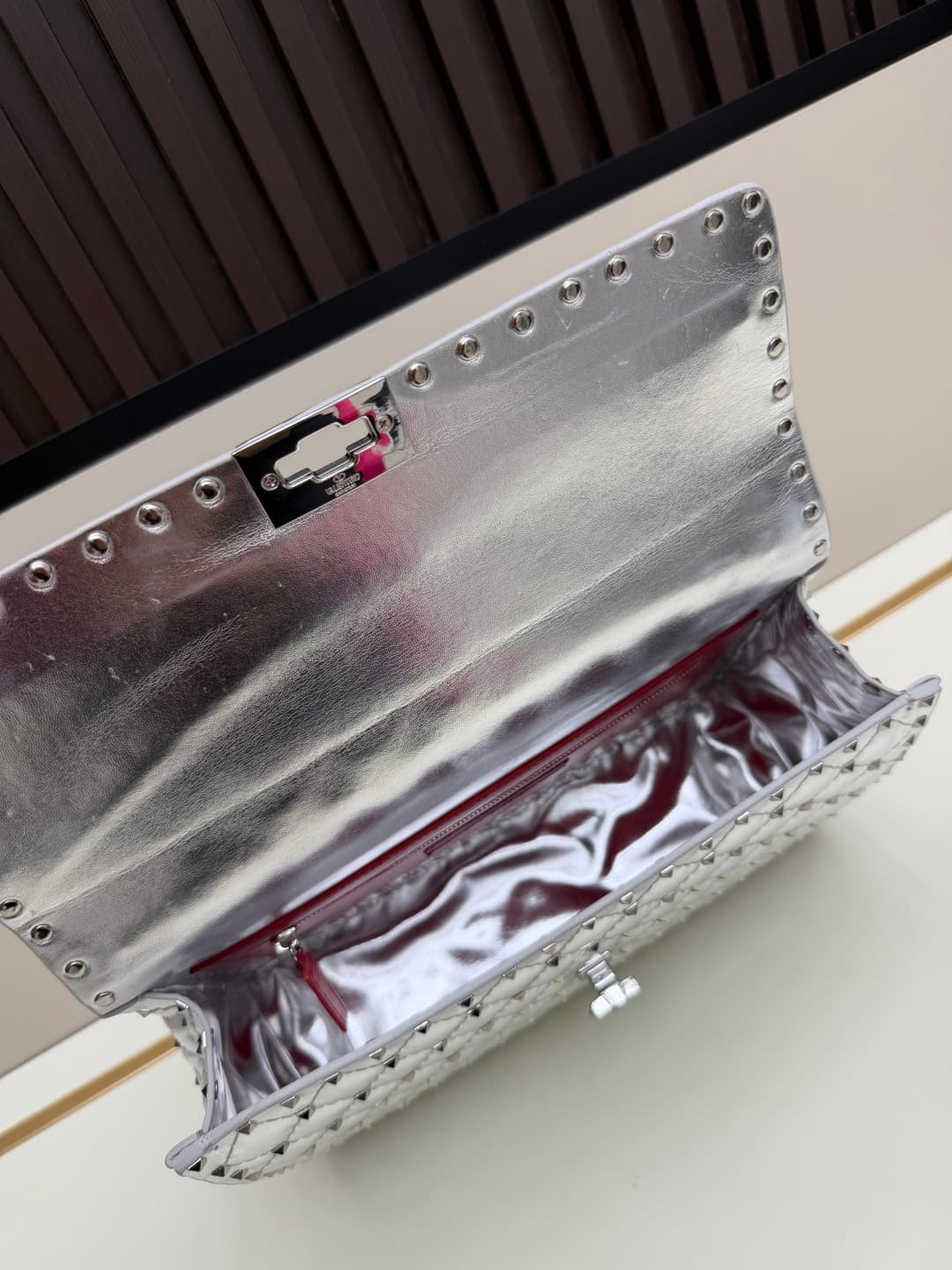 C7738 Large 0128#Valentino Valentino🆕🆕 women’s handbag, GARAVANI ROCKSTUD SPIKE 😈🤘🏻 The bag is made of soft🇦🇷羊 skin😎 with intricate lattice embroidery and tiny rivets🛠️ on the inside layer of羊 skin👩🏻♀️ It comes with detachable handles☃️ sliding clasp and  — image 7