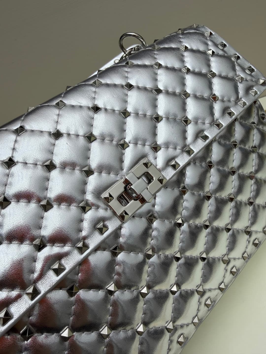 C7738 Large 0128#Valentino Valentino🆕🆕 women’s handbag, GARAVANI ROCKSTUD SPIKE 😈🤘🏻 The bag is made of soft🇦🇷羊 skin😎 with intricate lattice embroidery and tiny rivets🛠️ on the inside layer of羊 skin👩🏻♀️ It comes with detachable handles☃️ sliding clasp and  — image 4