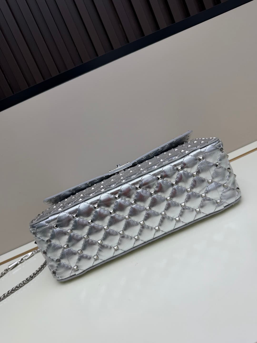 C7738 Large 0128#Valentino Valentino🆕🆕 women’s handbag, GARAVANI ROCKSTUD SPIKE 😈🤘🏻 The bag is made of soft🇦🇷羊 skin😎 with intricate lattice embroidery and tiny rivets🛠️ on the inside layer of羊 skin👩🏻♀️ It comes with detachable handles☃️ sliding clasp and  — image 5
