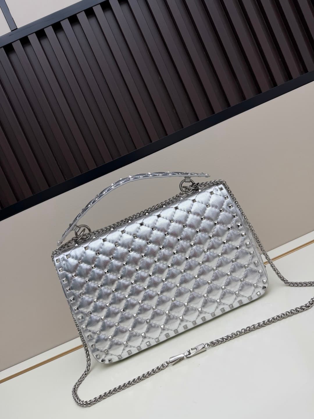 C7738 Large 0128#Valentino Valentino🆕🆕 women’s handbag, GARAVANI ROCKSTUD SPIKE 😈🤘🏻 The bag is made of soft🇦🇷羊 skin😎 with intricate lattice embroidery and tiny rivets🛠️ on the inside layer of羊 skin👩🏻♀️ It comes with detachable handles☃️ sliding clasp and  — image 3