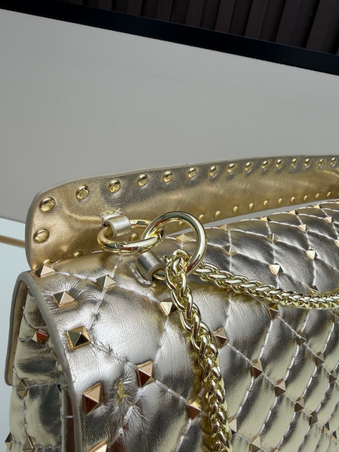 C7737 Large 0128#Valentino Valentino 🆕🆕 women’s handbag, GARAVANI ROCKSTUD SPIKE 😈🤘🏻 The bag is made of soft 🇦🇷羊 skin 😎 with intricate lattice embroidery and miniature rivets 🛠️. The interior is covered with羊 skin 👩🏻♀️. It comes with detachable handles ☃️ — image 6