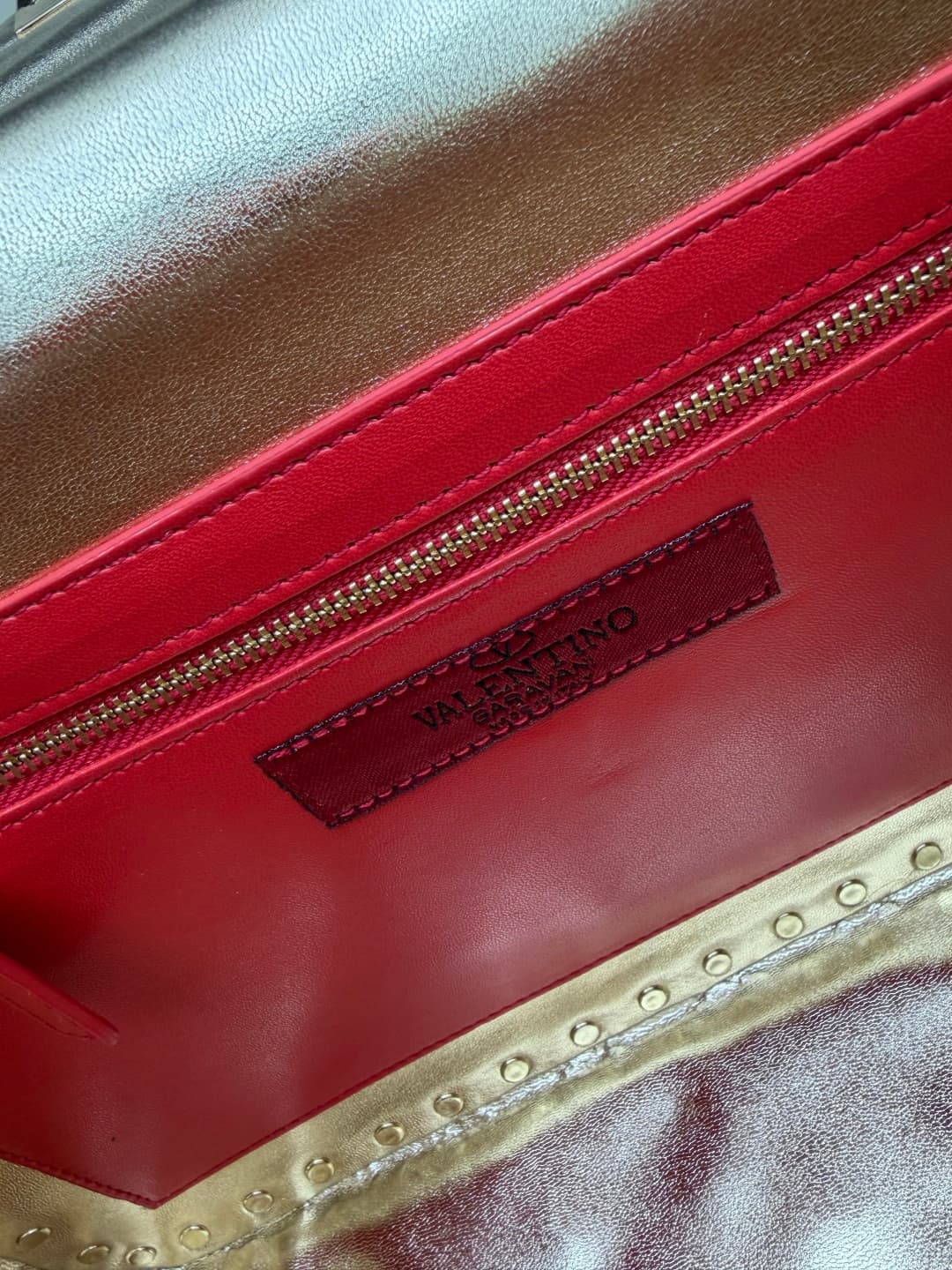 C7737 Large 0128#Valentino Valentino 🆕🆕 women’s handbag, GARAVANI ROCKSTUD SPIKE 😈🤘🏻 The bag is made of soft 🇦🇷羊 skin 😎 with intricate lattice embroidery and miniature rivets 🛠️. The interior is covered with羊 skin 👩🏻♀️. It comes with detachable handles ☃️ — image 8