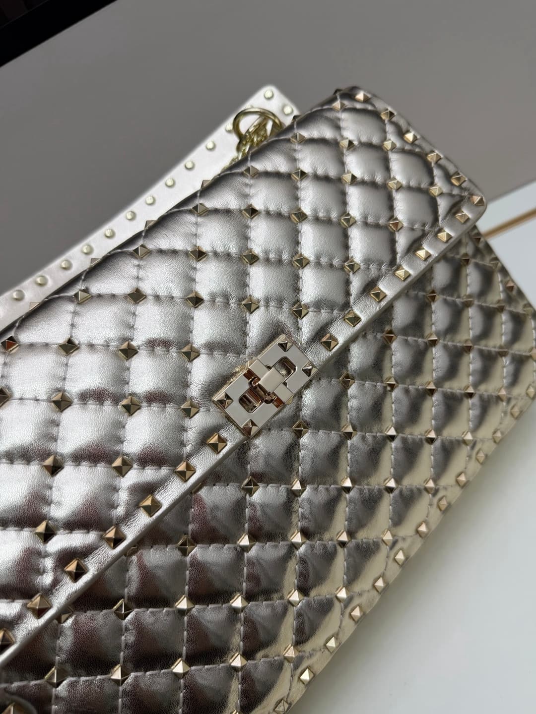 C7737 Large 0128#Valentino Valentino 🆕🆕 women’s handbag, GARAVANI ROCKSTUD SPIKE 😈🤘🏻 The bag is made of soft 🇦🇷羊 skin 😎 with intricate lattice embroidery and miniature rivets 🛠️. The interior is covered with羊 skin 👩🏻♀️. It comes with detachable handles ☃️ — image 4